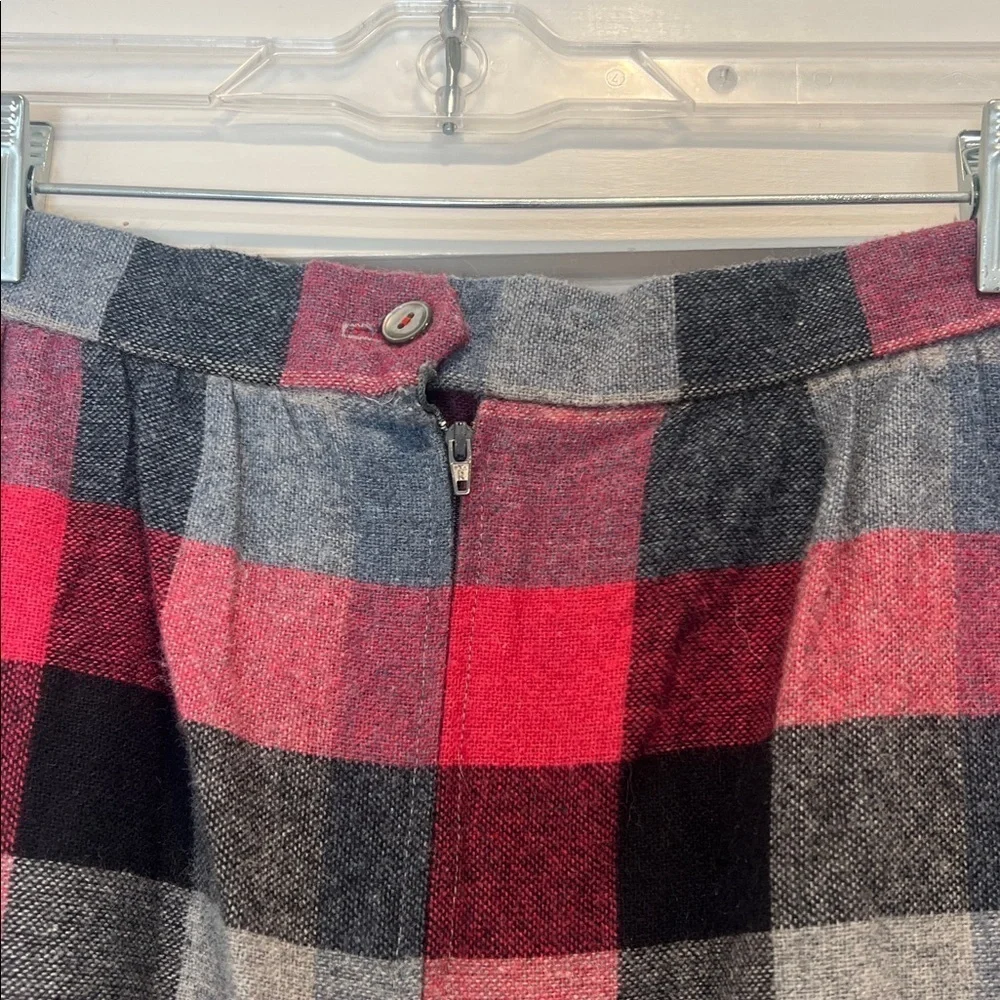 Wool blend vintage Plaid A-Line Skirt in Red and Black size 13-14.